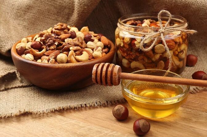 العسل والمكسرات